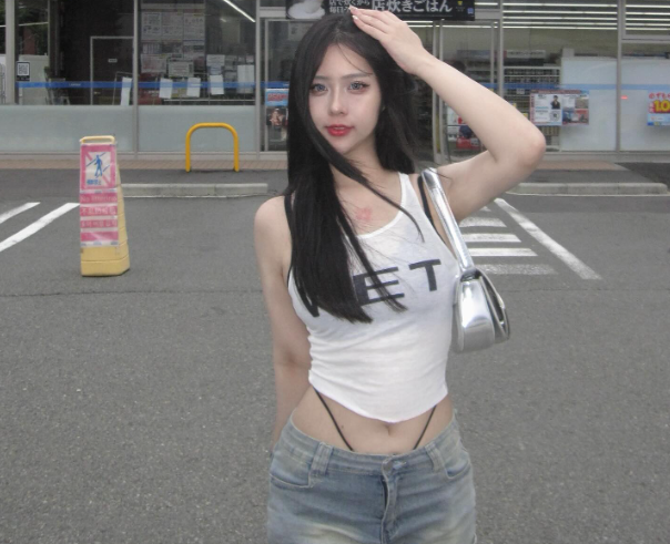 图片[2]-辣妹「陈陈」富士山便利店打卡，好身材美照引发热捧-尤乐舍