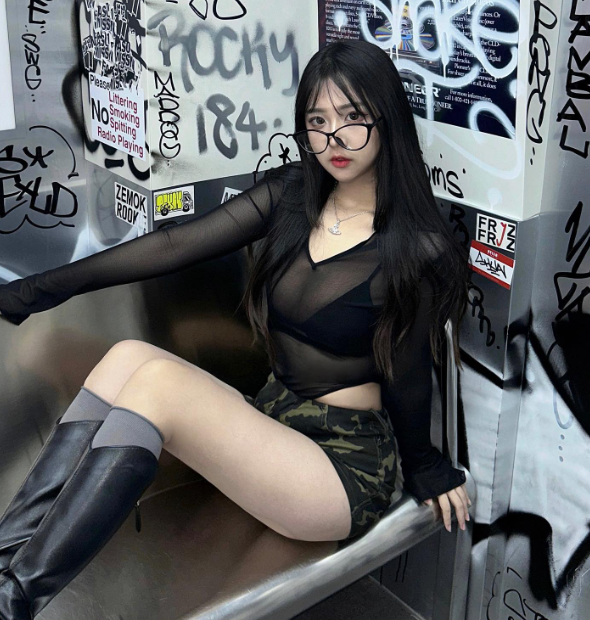 图片[3]-辣妹「陈陈」富士山便利店打卡，好身材美照引发热捧-尤乐舍