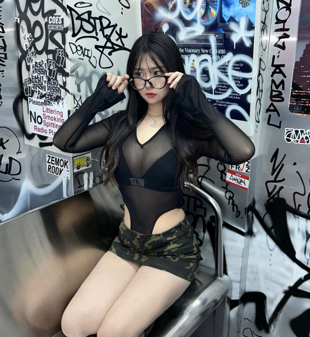 图片[4]-辣妹「陈陈」富士山便利店打卡，好身材美照引发热捧-尤乐舍